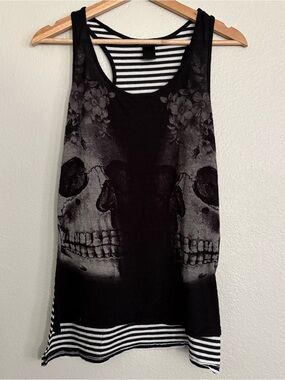 Hot Topic Black and Gray Skull Graphic Tank Top